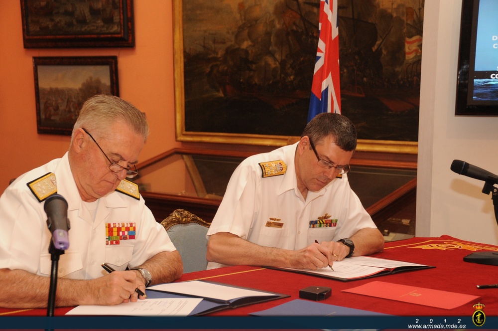 El Jefe del Estado Mayor de la Armada Española y el Jefe de la Marina Real Australiana durante la firma del acuerdo 